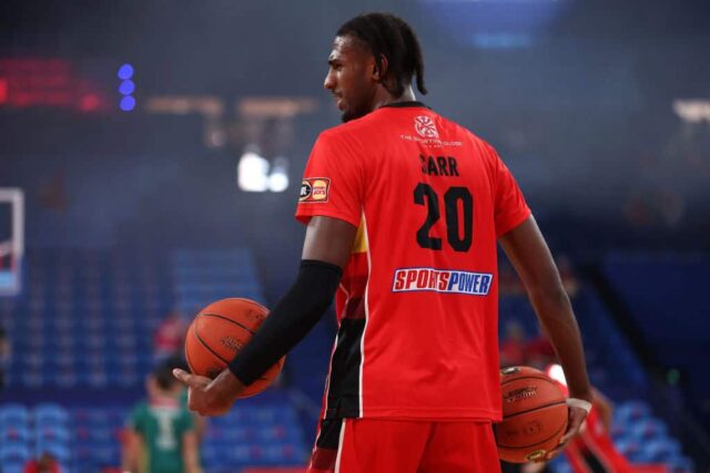 Alex Sarr, dos Wildcats, observa enquanto se aquece antes do terceiro jogo da série semifinal da NBL entre Perth Wildcats e Tasmania Jackjumpers na RAC Arena, em 13 de março de 2024, em Perth, Austrália.