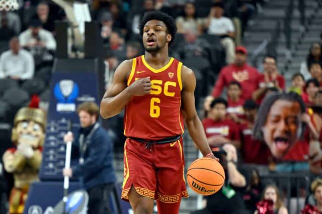 Bronny James # 6 do USC Trojans segura a bola no primeiro tempo de um jogo da primeira rodada contra o Washington Huskies durante o torneio de basquete da Conferência Pac-12 na T-Mobile Arena em 13 de março de 2024 em Las Vegas, Nevada.  Os Trojans derrotaram os Huskies por 80-74.