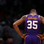 Kevin Durant #35 do Phoenix Suns assiste durante o primeiro quarto contra o Boston Celtics no TD Garden em 14 de março de 2024 em Boston, Massachusetts.