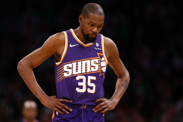 Kevin Durant #35 do Phoenix Suns assiste durante o segundo tempo no TD Garden em 14 de março de 2024 em Boston, Massachusetts.  Os Celtics derrotaram os Suns por 127-112.
