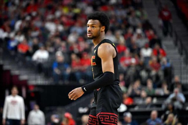 Bronny James # 6 dos Trojans da USC observa a segunda metade de um jogo das quartas de final contra o Arizona Wildcats durante o torneio de basquete da Conferência Pac-12 na T-Mobile Arena em 14 de março de 2024 em Las Vegas, Nevada.  Os Wildcats derrotaram os Trojans por 70-49.