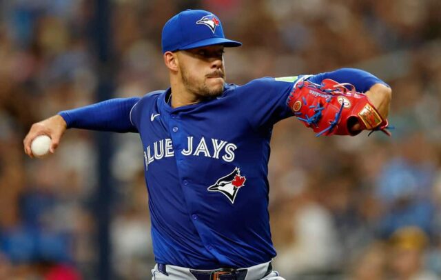 Jose Berrios, nº 17 do Toronto Blue Jays, arremessa durante o jogo do dia de abertura contra o Tampa Bay Rays no Tropicana Field em 28 de março de 2024 em São Petersburgo, Flórida. 