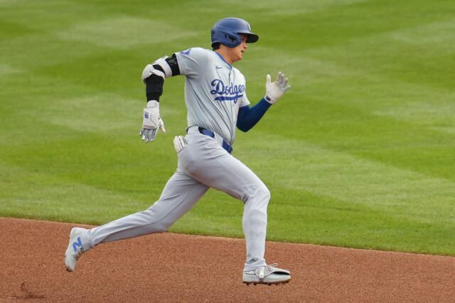 Shohei Ohtani # 17 do Los Angeles Dodgers corre para a terceira base depois de acertar um triplo contra o Chicago Cubs durante a sexta entrada no Wrigley Field em 7 de abril de 2024 em Chicago, Illinois.