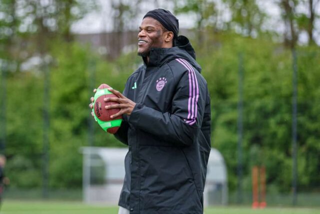 Lamar Jackson lidera a 'Flag Clinic' no FC Bayern Campus em 21 de abril de 2024 em Munique, Alemanha. 