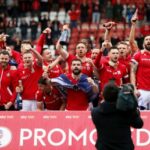 Os jogadores do Wrexham comemoram a vitória e a promoção à League One após a vitória da Sky Bet League Two sobre o Forest Green Rovers