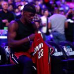 Jimmy Butler # 22 do Miami Heat observa antes de jogar contra o Philadelphia 76ers durante o torneio play-in da Conferência Leste no Wells Fargo Center em 17 de abril de 2024 na Filadélfia, Pensilvânia.
