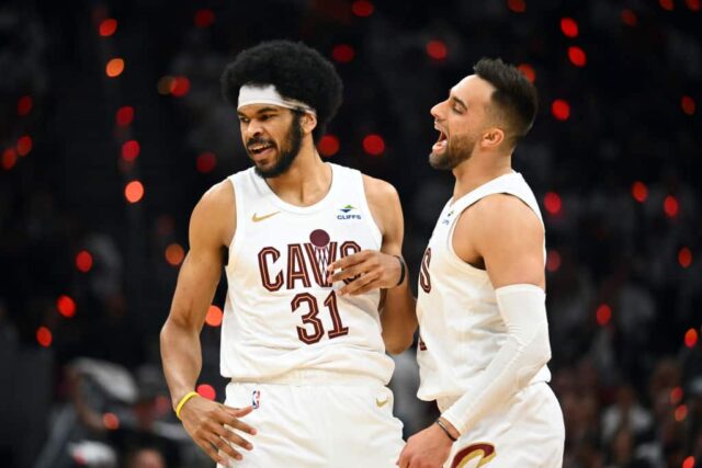 Jarrett Allen #31 comemora com Max Strus #1 do Cleveland Cavaliers durante o segundo quarto do jogo um dos Playoffs da Primeira Rodada da Conferência Leste contra o Orlando Magic no Rocket Mortgage Fieldhouse em 20 de abril de 2024 em Cleveland, Ohio.