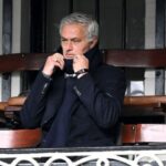 José Mourinho sentou-se nas arquibancadas de futebol.