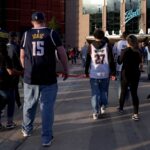 Os fãs chegam para o Denver Nuggets contra o Los Angels Lakers durante o segundo jogo dos playoffs da primeira rodada da Conferência Oeste na Ball Arena em 22 de abril de 2024 em Denver, Colorado.