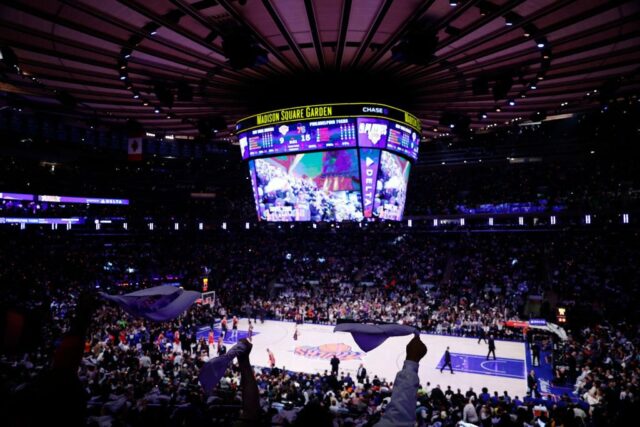 Vista geral da quadra enquanto os fãs agitam toalhas de rally durante o primeiro tempo entre o New York Knicks e o Philadelphia 76ers no segundo jogo dos playoffs da primeira rodada da Conferência Leste no Madison Square Garden em 22 de abril de 2024 na cidade de Nova York.