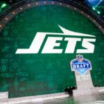 Um detalhe do New York Jets durante a última escolha da sétima rodada do draft de 2024 da NFL no Campus Martius Park e Hart Plaza em 27 de abril de 2024 em Detroit, Michigan.