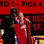 Marvin Harrison Jr. posa com o comissário da NFL Roger Goodell depois de ser selecionado em quarto lugar geral pelo Arizona Cardinals durante a primeira rodada do Draft da NFL de 2024 no Campus Martius Park e Hart Plaza em 25 de abril de 2024 em Detroit, Michigan.