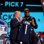 JC Latham posa com o comissário da NFL Roger Goodell depois de ser selecionado em sétimo lugar geral pelo Tennessee Titans durante a primeira rodada do Draft da NFL de 2024 no Campus Martius Park e Hart Plaza em 25 de abril de 2024 em Detroit, Michigan.