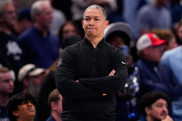 O técnico Tyronn Lue, do Los Angeles Clippers, assiste ao jogo durante o segundo tempo do terceiro jogo dos playoffs da primeira rodada da Conferência Oeste contra o Dallas Mavericks no American Airlines Center em 26 de abril de 2024 em Dallas, Texas. 