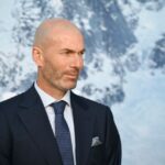 Zinedine Zidane observa