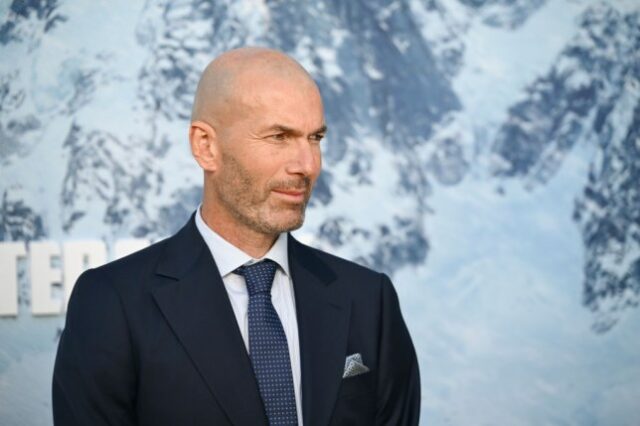 Zinedine Zidane observa