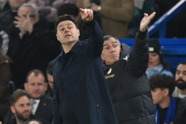 Mauricio Pochettino dando instruções nos bastidores durante Chelsea x Spurs