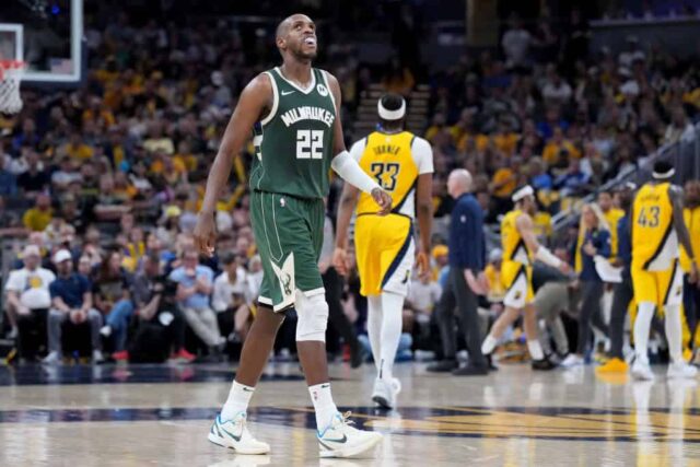 Khris Middleton # 22 do Milwaukee Bucks assiste durante a segunda metade do jogo quatro dos playoffs da primeira rodada da Conferência Leste contra o Indiana Pacers no Gainbridge Fieldhouse em 28 de abril de 2024 em Indianápolis, Indiana.