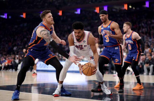 Tobias Harris nº 12 do Philadelphia 76ers agarra a bola perdida enquanto Isaiah Hartenstein nº 55 e Josh Hart nº 3 do New York Knicks defendem durante o primeiro tempo no Madison Square Garden em 30 de abril de 2024 na cidade de Nova York.