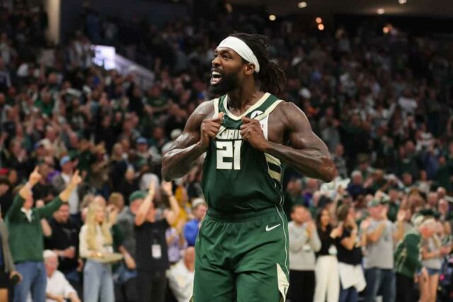 Patrick Beverley, nº 21 do Milwaukee Bucks, reage a um placar durante o segundo tempo do quinto jogo dos Playoffs da Primeira Rodada da Conferência Leste contra o Indiana Pacers no Fiserv Forum em 30 de abril de 2024 em Milwaukee, Wisconsin. 