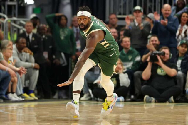 Patrick Beverley, nº 21 do Milwaukee Bucks, reage a um placar contra o Indiana Pacers durante a primeira metade do quinto jogo dos Playoffs da Primeira Rodada da Conferência Leste no Fiserv Forum em 30 de abril de 2024 em Milwaukee, Wisconsin. 