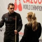 Ronnie O'Sullivan e a árbitra Desislava Bozhilova no Campeonato Mundial de Snooker