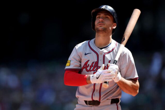 Matt Olson nº 28 do Atlanta Braves rebateu contra o Seattle Mariners no T-Mobile Park em 01 de maio de 2024 em Seattle, Washington. 