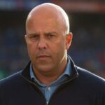 O chefe do Feyenoord, Arne Slot, observa