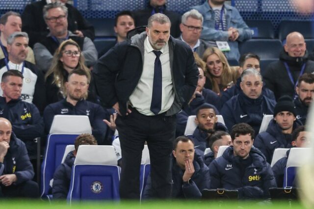 Ange Postecoglou observa durante o confronto do Tottenham com o Chelsea