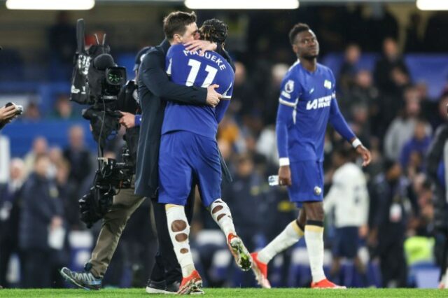 Mauricio Pochettino abraça Noni Madueke, estrela do Chelsea