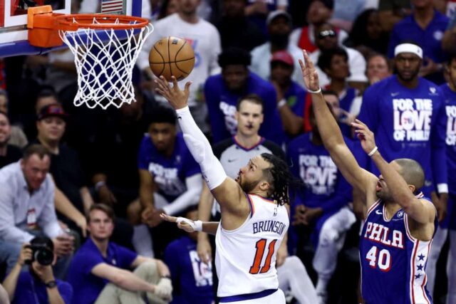Jalen Brunson # 11 do New York Knicks ultrapassa Nicolas Batum # 40 do Philadelphia 76ers durante o terceiro quarto do jogo seis dos Playoffs da Primeira Rodada da Conferência Leste no Wells Fargo Center em 02 de maio de 2024 na Filadélfia, Pensilvânia.