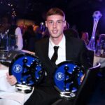 A estrela do Chelsea, Cole Palmer, posa com seus prêmios