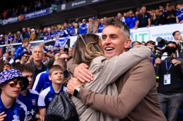 Kieran McKenna comemora após o Ipswich Town ganhar a promoção à Premier League