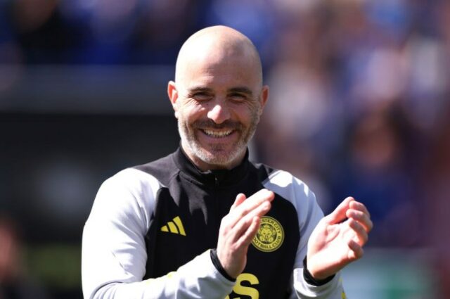 O técnico do Leicester City, Enzo Maresca, comemora a promoção durante a partida do Sky Bet Championship entre Leicester City e Blackburn Rovers 