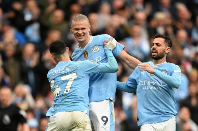     Erling Haaland, do Manchester City, comemora o quarto gol de seu time contra o Wolves com os companheiros Phil Foden e Bernardo Silva