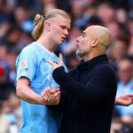Erling Haaland conversa com Pep Guardiola, técnico do Manchester City