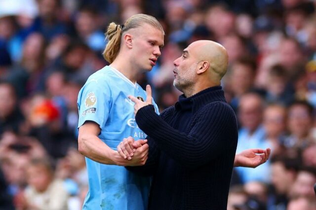 Erling Haaland conversa com Pep Guardiola, técnico do Manchester City