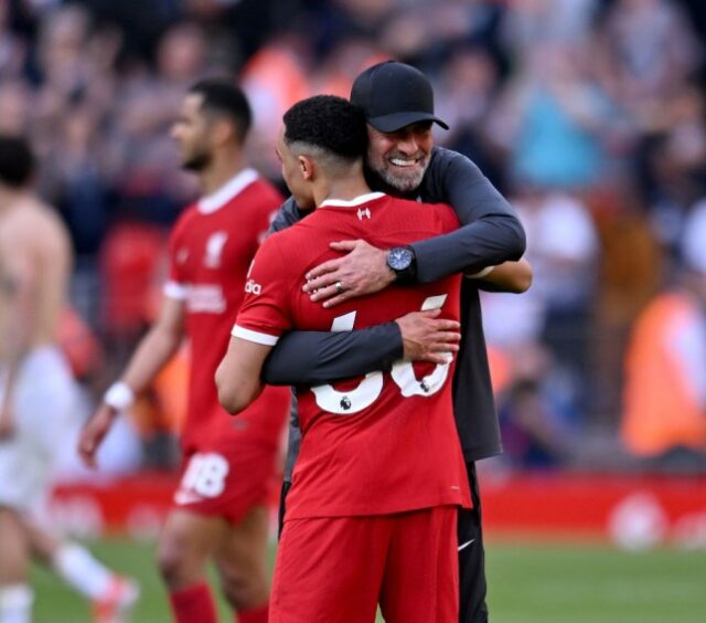 Jurgen Klopp abraça Trent Alexander-Arnold