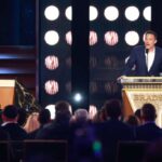 Tom Brady e Ben Affleck falam no palco durante GROAT The Greatest Roast Of All Time: Tom Brady for the Netflix is ​​a Joke Festival no The Kia Forum em 05 de maio de 2024 em Inglewood, Califórnia.