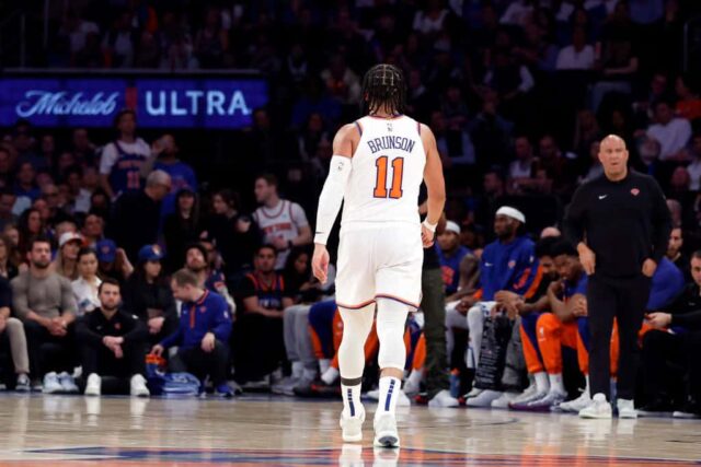 Jalen Brunson, nº 11 do New York Knicks, enfrenta o Indiana Pacers durante o primeiro jogo dos playoffs da segunda rodada da Conferência Leste no Madison Square Garden em 6 de maio de 2024 na cidade de Nova York.