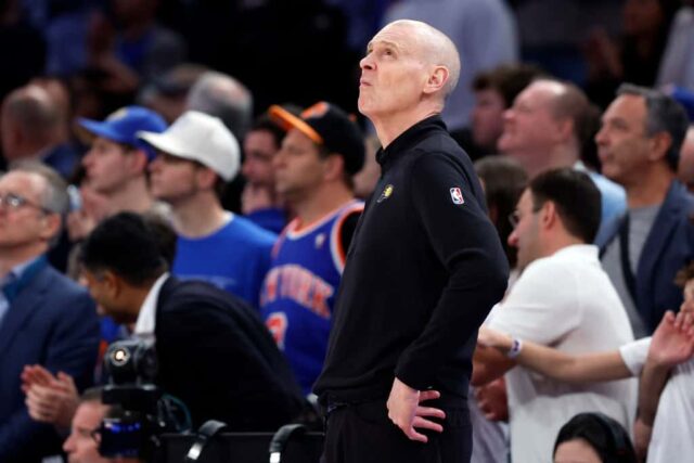 O técnico Rick Carlisle, do Indiana Pacers, enfrenta o New York Knicks durante o primeiro jogo dos playoffs da segunda rodada da Conferência Leste no Madison Square Garden em 6 de maio de 2024 na cidade de Nova York.