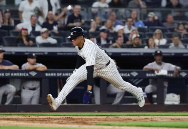 Juan Soto nº 22 do New York Yankees marca uma corrida contra o Houston Astros na quarta entrada durante o jogo no Yankee Stadium em 7 de maio de 2024 na cidade de Nova York.