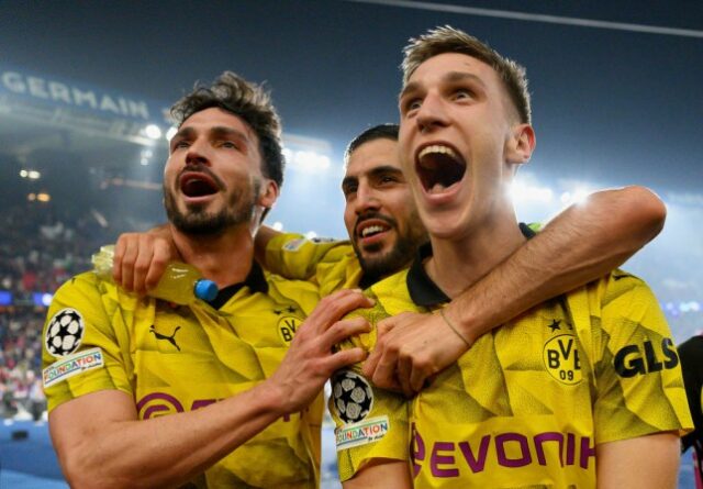 Borussia Dortmund comemora vitória na Liga dos Campeões sobre o PSG