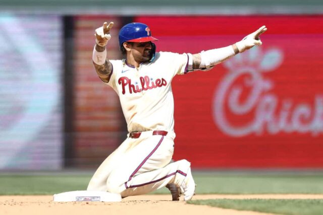 Nick Castellanos # 8 do Philadelphia Phillies reage após acertar uma dobradinha durante a sétima entrada contra o Toronto Blue Jays no Citizens Bank Park em 8 de maio de 2024 na Filadélfia, Pensilvânia. 