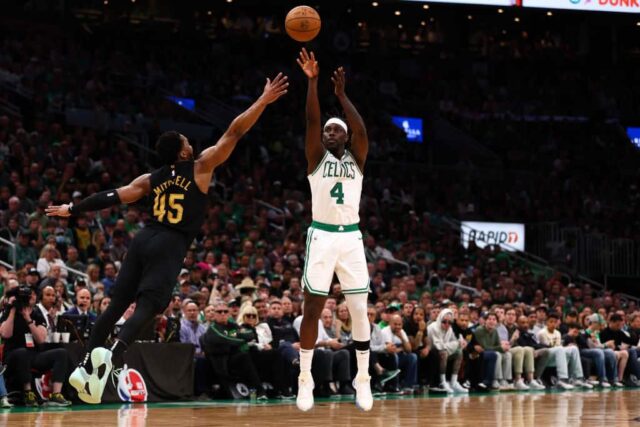 Jrue Holiday # 4 do Boston Celtics chuta a bola sobre Donovan Mitchell # 45 do Cleveland Cavaliers durante o terceiro quarto do segundo jogo dos playoffs da segunda rodada da Conferência Leste no TD Garden em 09 de maio de 2024 em Boston, Massachusetts.