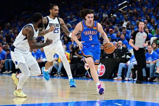 Josh Giddey nº 3 do Oklahoma City Thunder vai até a cesta, ultrapassando Kyrie Irving nº 11 e PJ Washington nº 25 do Dallas Mavericks durante o terceiro quarto no segundo jogo dos playoffs da segunda rodada da Conferência Oeste no Paycom Center em 09 de maio de 2024 em Cidade de Oklahoma, Oklahoma.