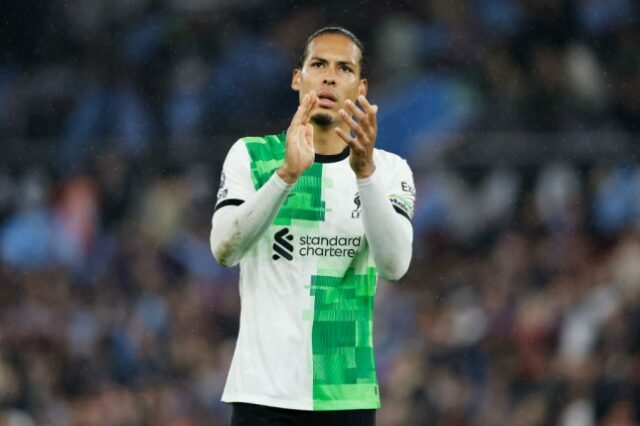 Virgil van Dijk retratado durante a partida da Premier League entre Aston Villa e Liverpool