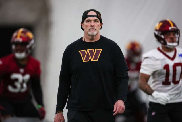 O técnico Dan Quinn do Washington Commanders observa durante o Washington Commanders Rookie Minicamp no OrthoVirginia Training Center em 10 de maio de 2024 em Ashburn, Virgínia. 