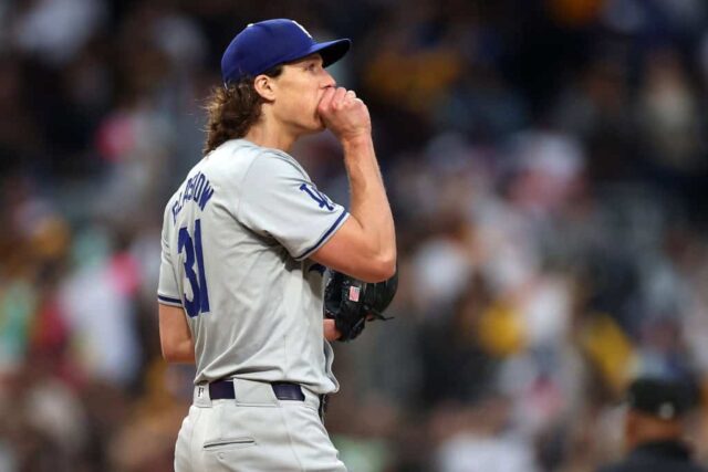 Tyler Glasnow nº 31 do Los Angeles Dodgers reage após permitir um homerun solo para Luis Campusano nº 12 do San Diego Padres durante a terceira entrada de um jogo contra o San Diego Padres no Petco Park em 10 de maio de 2024 em San Diego, Califórnia .