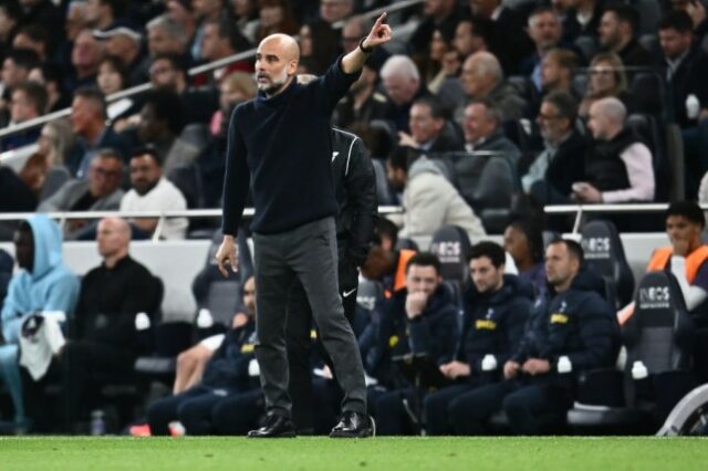 Pep Guardiola, técnico do Manchester City, observa